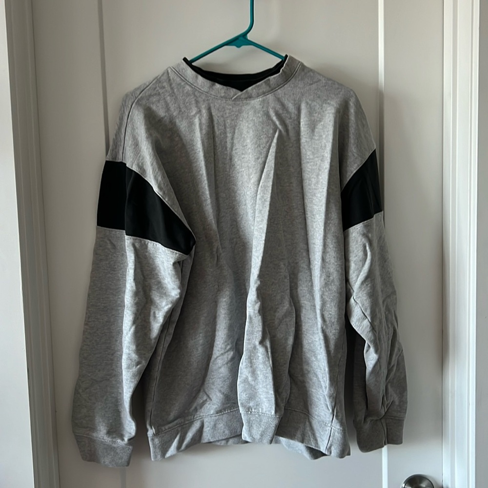 Gray & black oversized Levi’s sweatshirt